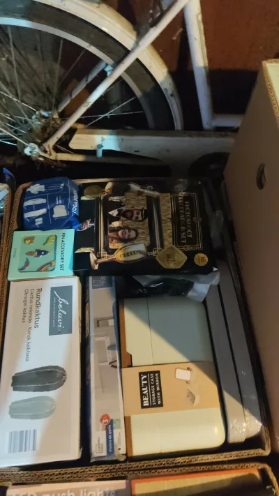 Boxy Box na sprzedaż towar w karotnach po bananach