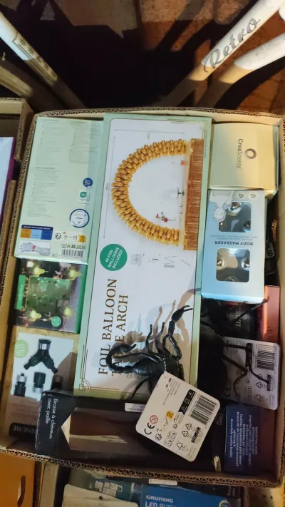 Boxy Box na sprzedaż towar w karotnach po bananach