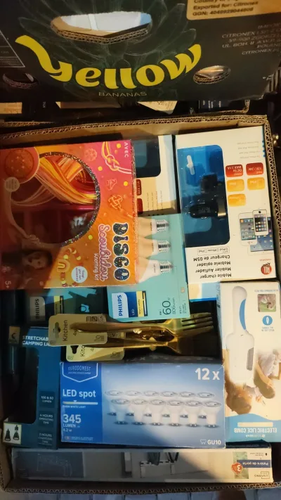 Boxy Box na sprzedaż towar w karotnach po bananach