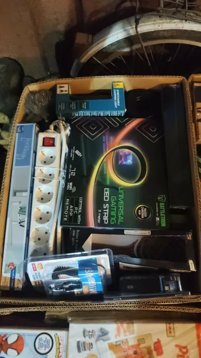 Boxy Box na sprzedaż towar w karotnach po bananach